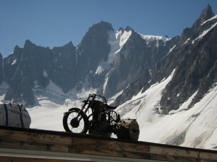 le "tracassin" sur le toit du refuge d'Argentière