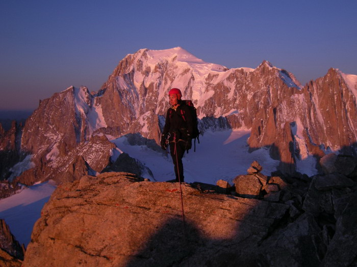 La douce lumière d'un lever de soleil de septembre, escalade à la Dent du Géant