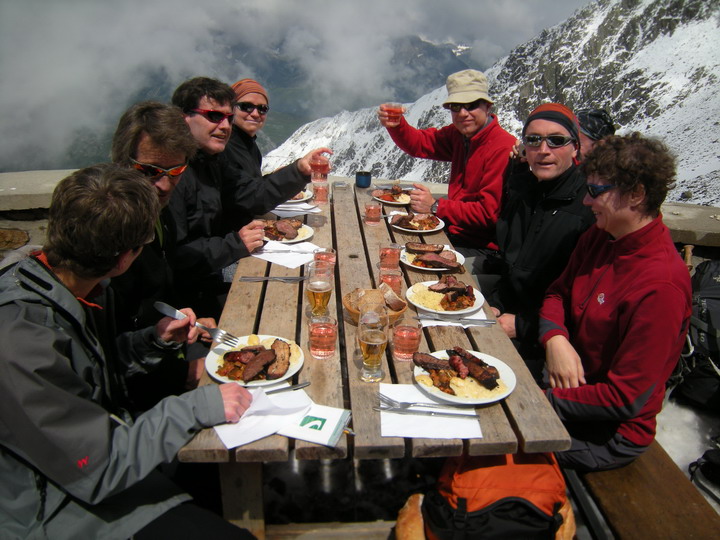 Le barbecue au refuge Albert 1er au départ de la haute-route chamonix Zermatt