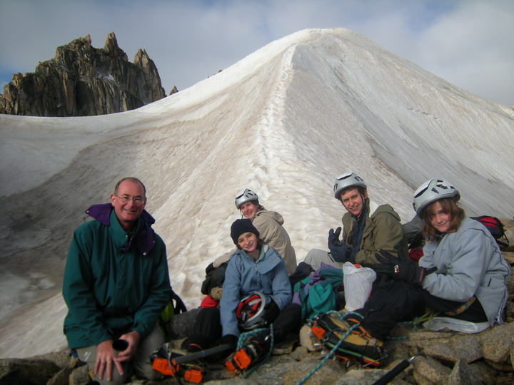 initiation à l'alpinisme : la famille au col des Plines