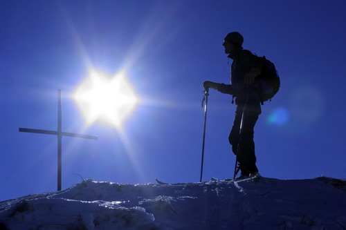 Au sommet de la Croix d'Almet - photo Franck Chevallier Olivier Dufour, guide de haute-montagne, au sommet de la Croix d'Almet