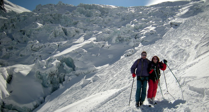 Ski plus facile sur la descente de la Vallée Blanche classique, face aux séracs du Géant
