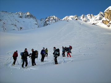 Neige poudreuse dans la descente à skis du Val d'Arpette pendant Chamonix Zermatt Neige poudreuse dans la descente à skis du Val d'Arpette pendant Chamonix Zermatt