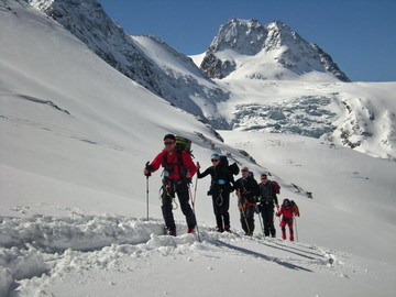 Chamonix Zermatt : l'ascension à skis vers la cabane Bertol Chamonix Zermatt : l'ascension à skis vers la cabane Bertol