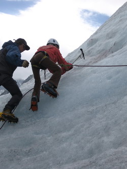 les premiers pas avec des crampons sur la Mer de Glace école de glace, initiation au cramponnage