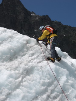 initiation à la glace : crampons et piolets piolet et crampons pour l'initiation à la glace