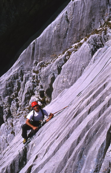 escalade dans les cannelures de l'arche à gauche aux piliers de la pointe du Midi escalade dans les cannelures de l'arche à gauche aux piliers de la pointe du Midi