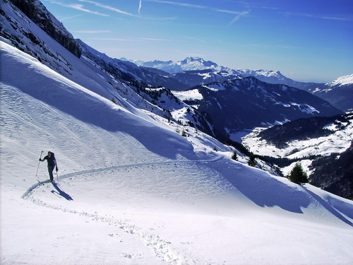 Ski de randonnée dans les Aravis par une belle journée de février initiation au ski de randonnée dans les Aravis