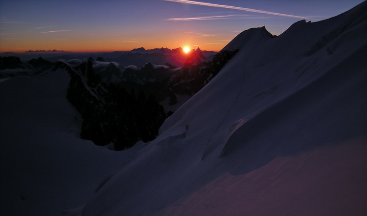 Mont-Blanc : lever de soleil depuis le Mont Maudit pendant l'ascension Mont-Blanc : lever de soleil depuis le Mont Maudit pendant l'ascension