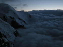 Mer de nuage au Mont-Blanc depuis le refuge des Cosmiques Mer de nuage au Mont-Blanc depuis le refuge des Cosmiques