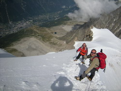 Descente de l'arête de l'aiguille du Midi en direction du Mont-Blanc Descente de l'arête de l'aiguille du Midi en direction du Mont-Blanc
