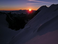 Lever de soleil au Mont-Maudit pendant l'ascension du Mont-Blanc Lever de soleil au Mont-Maudit pendant l'ascension du Mont-Blanc avec un guide