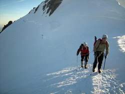 au col de la Brenva avant la partie terminale de l'ascension du Mont-Blanc Mont-Blanc avec un guide au col de la Brenva