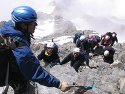 Mont-Blanc : assurage par un guide dans l'ascension de l'aiguille du Gouter sur la voie normale Mont-Blanc : assurage par un guide dans l'ascension de l'aiguille du Gouter sur la voie normale