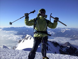 Sommet du Mont-Blanc avec du vent Sommet du Mont-Blanc après l'ascension par les Cosmiques