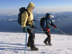 Au sommet du Mont-Blanc avec un guide pour l'ascension Au sommet du Mont-Blanc avec un guide pour l'ascension