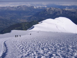 Mont-Blanc avec un guide : la descente du Dôme du Gouter sur la voie normale Mont-Blanc avec un guide : la descente du Dôme du Gouter sur la voie normale