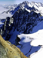 Descente de la Vall�e Blanche � skis sur l'ar�te de l'aiguille du Midi