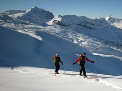 Les guides de haute-montagne d'Alta-Via en repérage de ski de randonnée autour de Flaine
