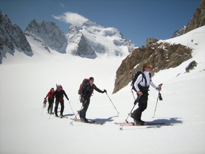 Arrivée au refuge des Ecrins, la barre des Ecrins au fond