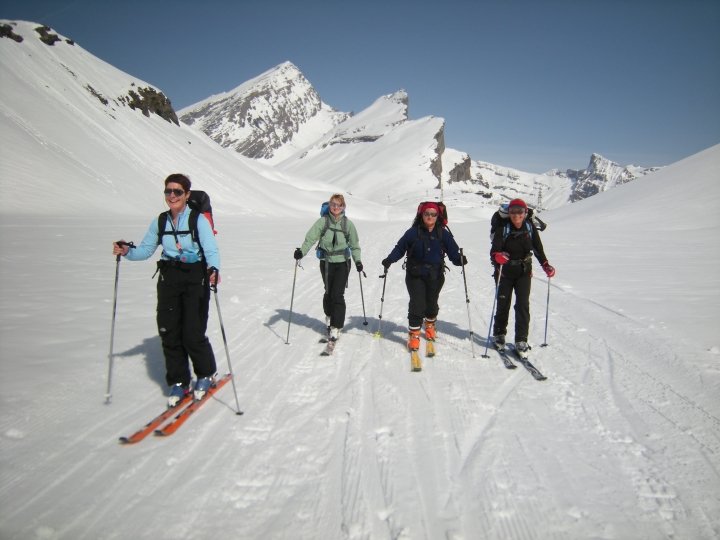 Des filles en forme, en direction de la cabane Lämmeren dans le Wildstrubel