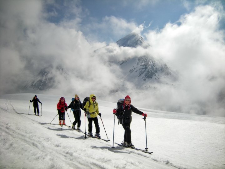 la vue se dévoile sur tous les sommets environnants : Rinderhorn, Balmhorn, Schwarzhorn, Daubenhorn, Steghorn