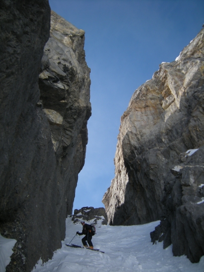 Descente du couloir de la Mitraille : le passage central, raide et étroit