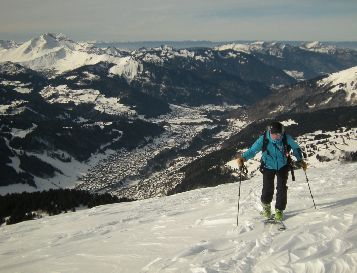 Arrivée au sommet de la pointe de Ressachaux, au fond Morzine