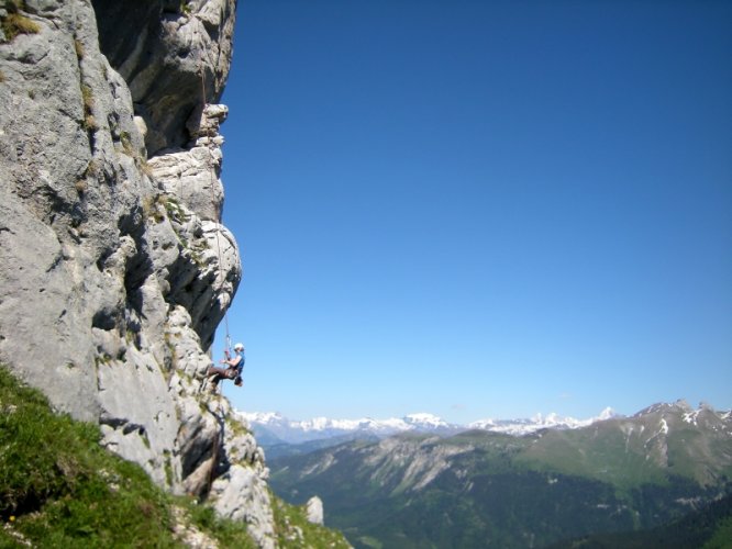 Tchao Godillo aux piliers de la pointe du Midi