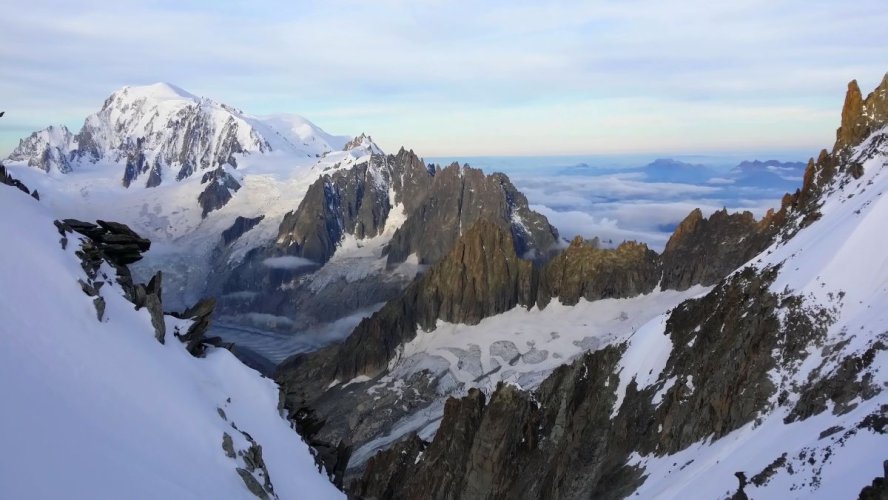 Dans le pan de rideau des Courtes