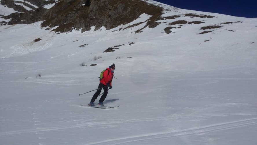 Neige de printemps assez peu dégelée au sommet