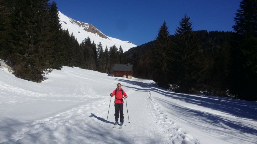 Sur le chemin inférieur, vue sur la combe du Ratti