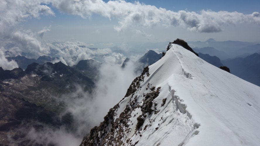 L'arête de neige pour rejoindre le ressaut rocheux de la Pyramide Vincent