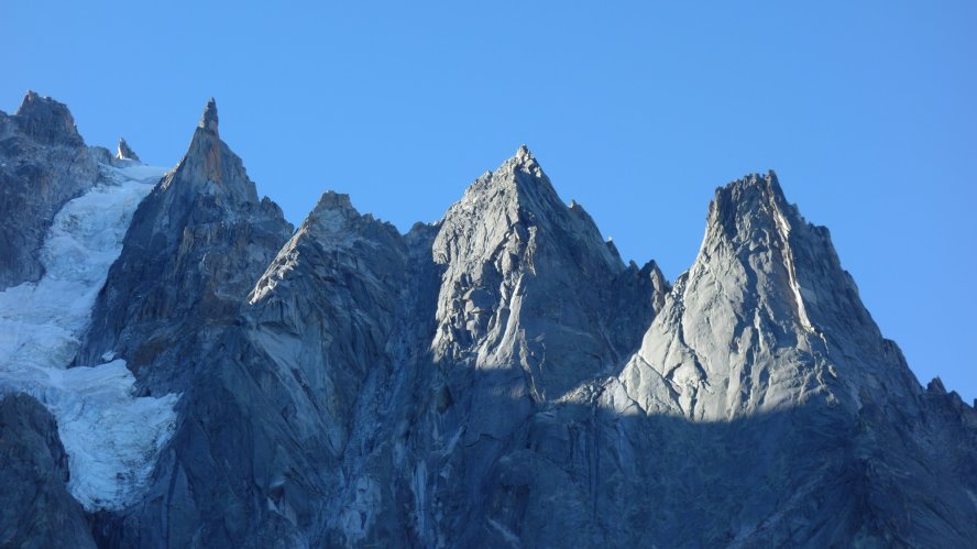 Les Aiguilles de Chamonix le matin