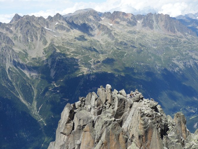 Des cordées sur l'aiguille de l'M