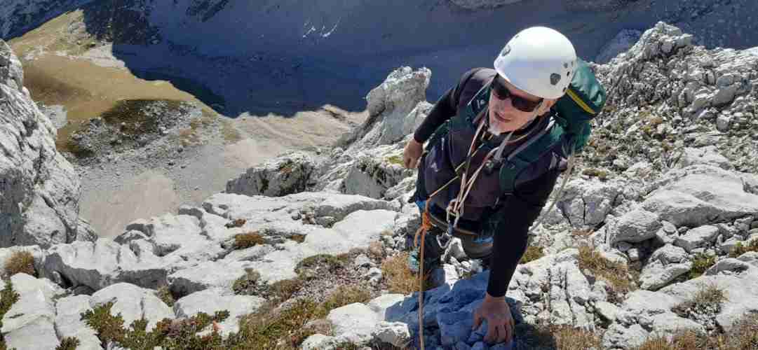 Des passages d'escalade alternent avec des vires caillouteuses