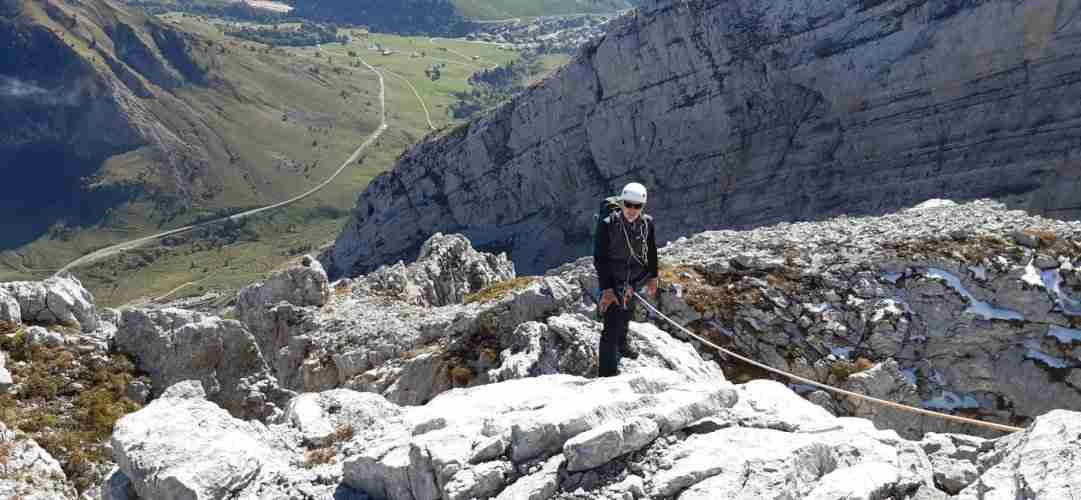 Des passages d'escalade facile alternent avec des vires caillouteuses sous le sommet