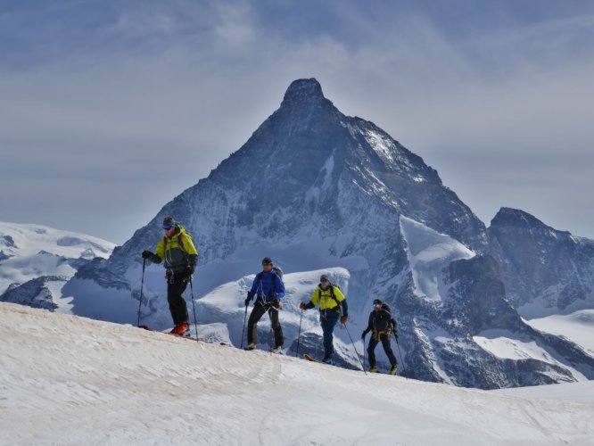 Ski de randonnée face au Cervin