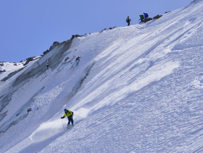 Descente à skis du glacier de Moming