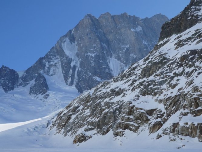 En remontant le glacier de Leschaux, les Jorasses apparaissent