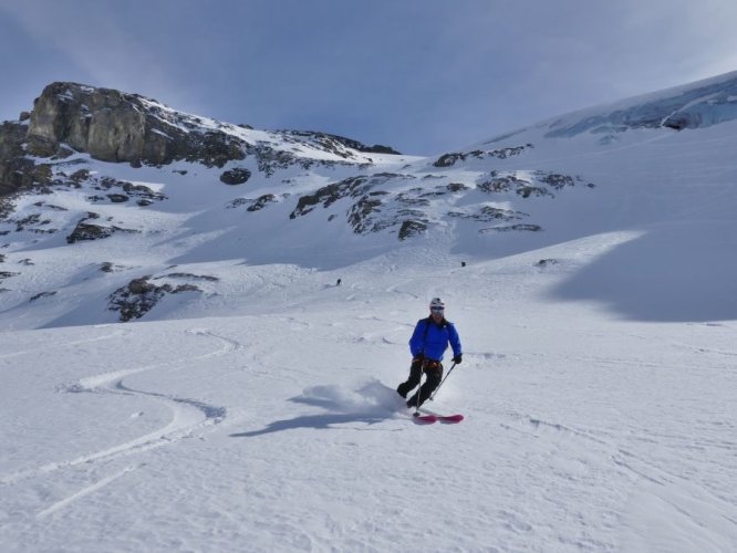 Descente des pentes Nord du Schwarzhorn en neige poudreuse