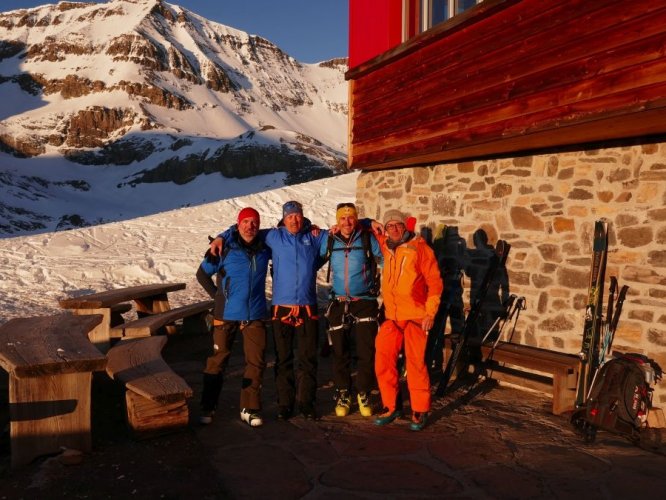 Au petit matin devant Lämmeren en partance pour le Wildstrubel