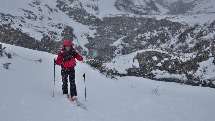 Sous le refuge ça neige humide mais le ski est bon