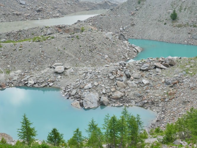 Les lacs et la moraine du glacier du Miage
