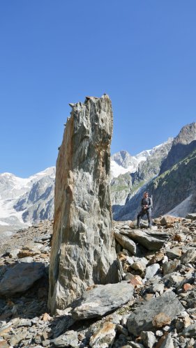 Un bloc drôlement placé sur le glacier