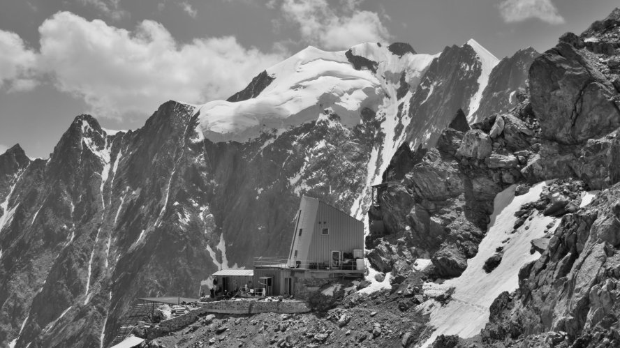 Le refuge Gonella et les aiguilles de Tré-la-Tête