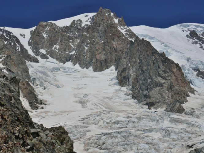 Une cordée descend tardivement du Mont-Blanc sur le glacier du Dôme