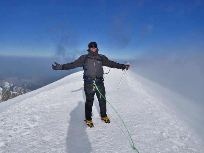 Moment de plénitude seuls au sommet du Mont-Blanc