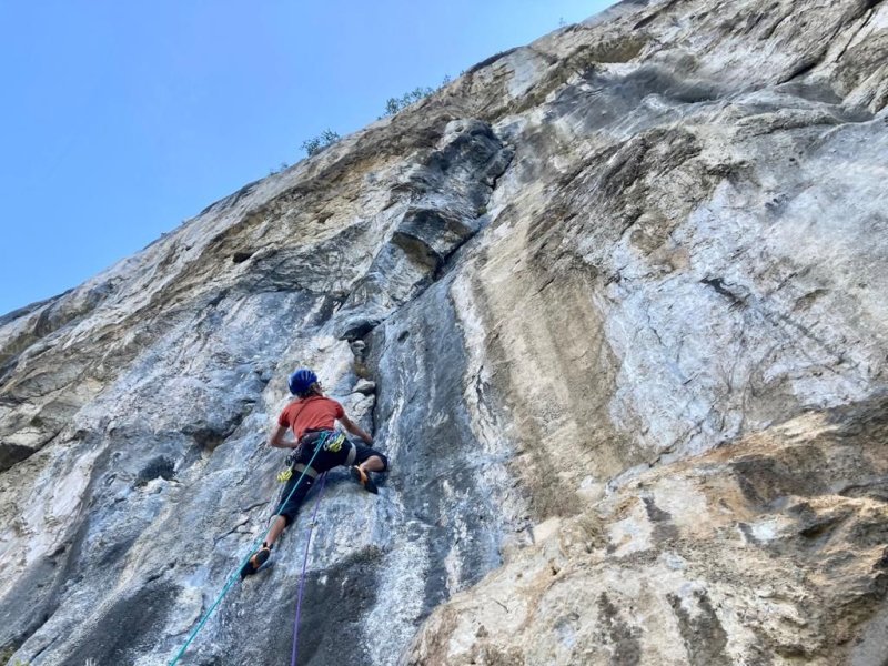 Au départ du beau 6b de L3 en fissure raide