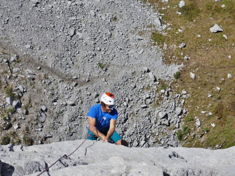 Julien termine la seconde longueur en 7a